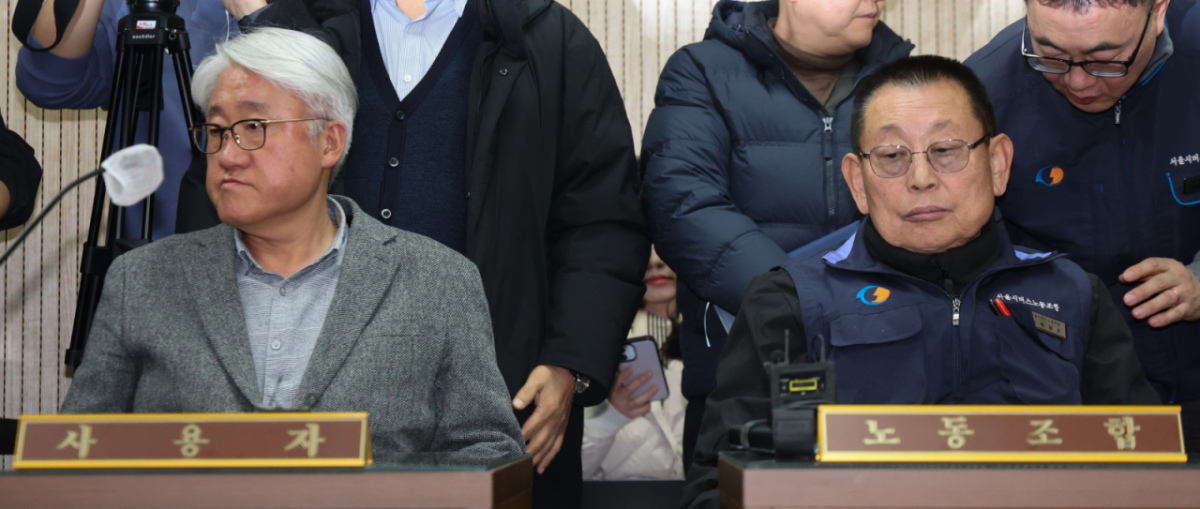 서울시버스노동조합 파업 이틀차인 지난 1월 14일 오후 박점곤(오른쪽) 전국자동차노동조합연맹 서울시버스노동조합 위원장과 김정환 서울시버스운송사업조합 이사장이 서울 영등포구 서울지방노동위원회에서 열린 노사 교섭에 참석해 있다./사진=뉴시스