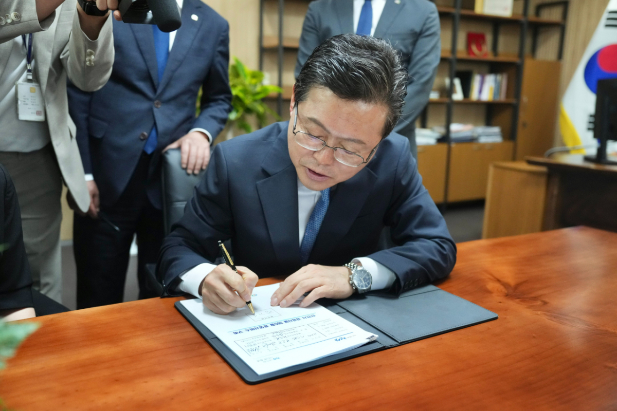 ▲지난 7월 1일 장기수 천안시장이 ‘공공시설 365일 운영서비스 구축 계획’을 취임 1호 안건으로 결재했다./사진제공=천안시