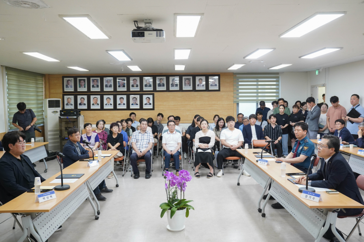 ▲장기수 천안시장이 지난 7월 24일 ‘국도 1호선 직산역 서희스타힐스 교차로 신설 현장조정회의’에 참석해 관계기관 및 주민 대표와 최종 조정서에 서명했다./사진제공=천안시