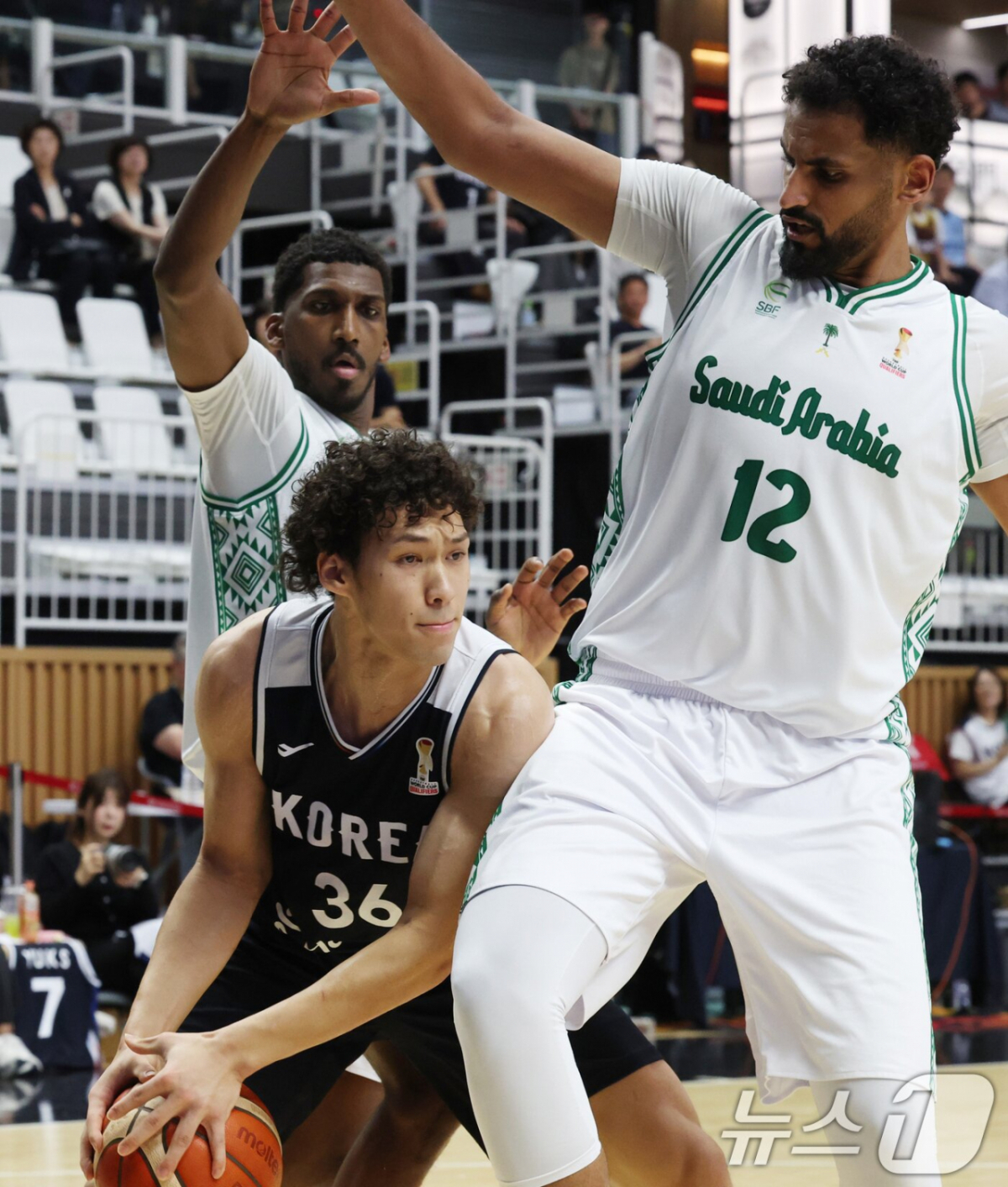에디 다니엘(아래)이 31일 오후 7시 수원 KT 소닉붐 아레나에서 열린 2027 국제농구연맹(FIBA) 농구 월드컵 아시아 예선 2라운드 F조 2차전 경기 중 공을 잡고 있다. /사진=뉴스1