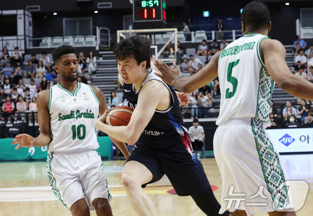 이현중(가운데)이 31일 오후 7시 수원 KT 소닉붐 아레나에서 열린 2027 국제농구연맹(FIBA) 농구 월드컵 아시아 예선 2라운드 F조 2차전 경기 중 돌파하고 있다. /사진=뉴스1