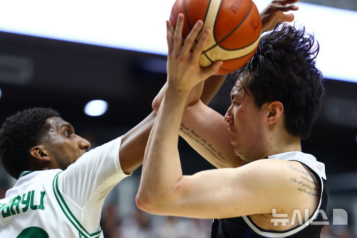 수원시 KT 소닉붐 아레나에서 열린 2027 국제농구연맹(FIBA) 월드컵 아시아 예선 대한민국과 사우디아라비아의 경기 중 이현중이 볼다툼을 하고 있다. /사진=뉴시스