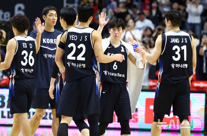 31일 오후 7시 수원 KT 소닉붐 아레나에서 열린 2027 국제농구연맹(FIBA) 농구 월드컵 아시아 예선 2라운드 F조 2차전 승리 후 한국 대표팀. /사진=뉴시스