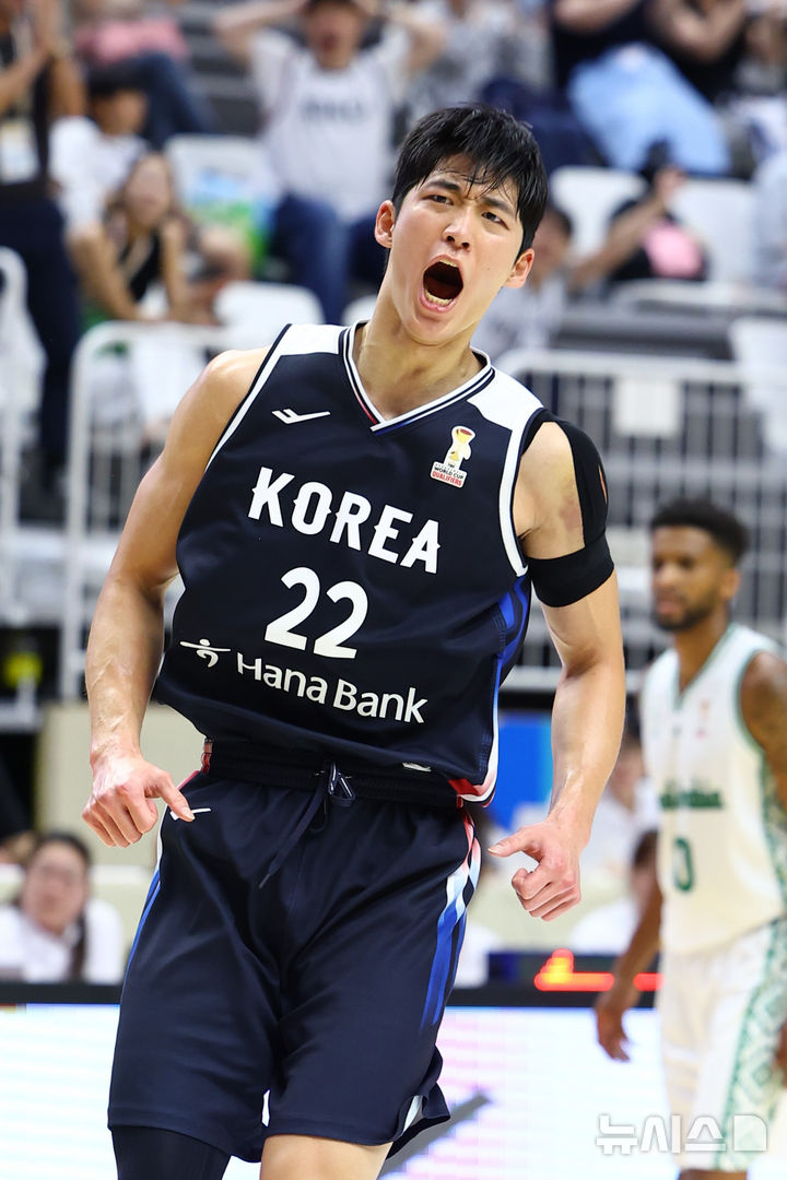 여준석이 31일 오후 7시 수원 KT 소닉붐 아레나에서 열린 2027 국제농구연맹(FIBA) 농구 월드컵 아시아 예선 2라운드 F조 2차전 경기 중 득점 후 포효하고 있다. /사진=뉴시스