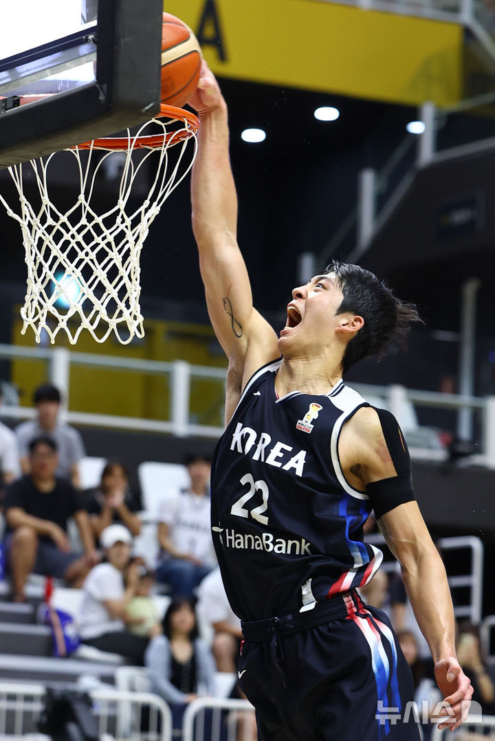 여준석이 31일 오후 7시 수원 KT 소닉붐 아레나에서 열린 2027 국제농구연맹(FIBA) 농구 월드컵 아시아 예선 2라운드 F조 2차전 경기 중 덩크슛을 꽂아넣고 있다. /사진=뉴시스