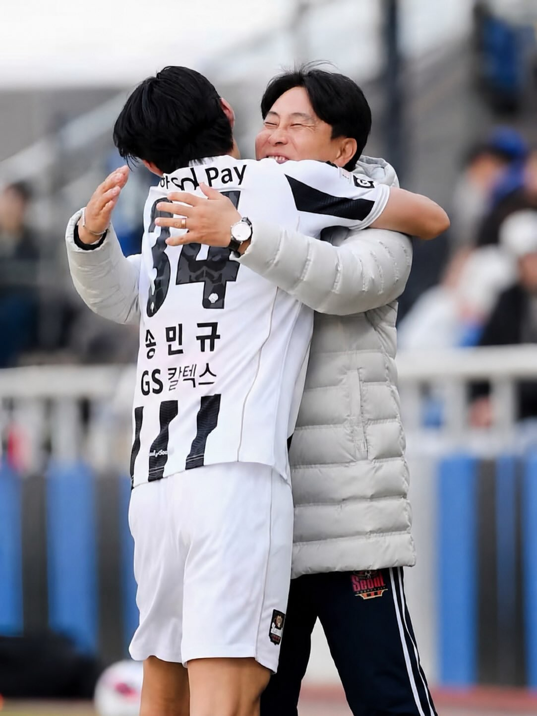 FC서울을 떠나 포르투갈 CD 나시오날로 이적한 송민규. 오른쪽은 그의 은사인 김기동 서울 감독. /사진=송민규 SNS 캡처
