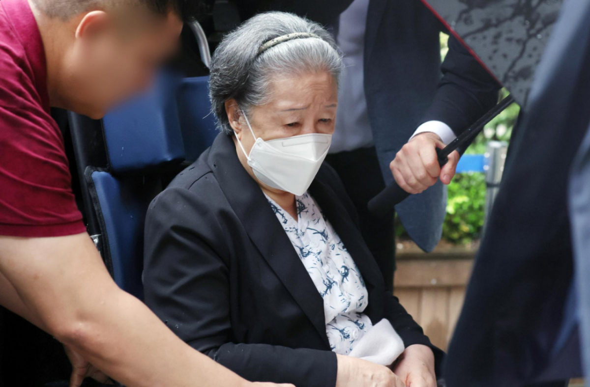 '정교 유착' 의혹 한학자 통일교 총재가 31일 서울 서초구 서울중앙지방법원에서 열린 1심 선고 공판에서 정치자금법 위반 혐의 징역 1년, 청탁금지법 위반 및 업무상 횡령 혐의 징역 1년 등 총 징역 2년 선고를 받은 뒤 법원을 나서고 있다. /사진=뉴시스
