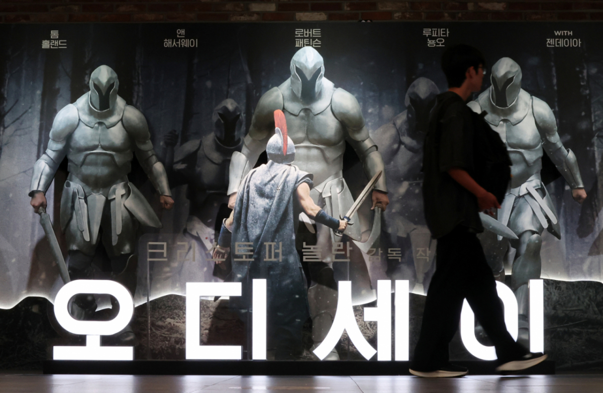 크리스토퍼 놀란 감독의 영화 '오디세이'가 개봉 27일 만에 900만 관객을 돌파했다. 사진은 서울 시내 한 영화관에 설치된 영화 '오디세이' 조형물. /사진=뉴스1