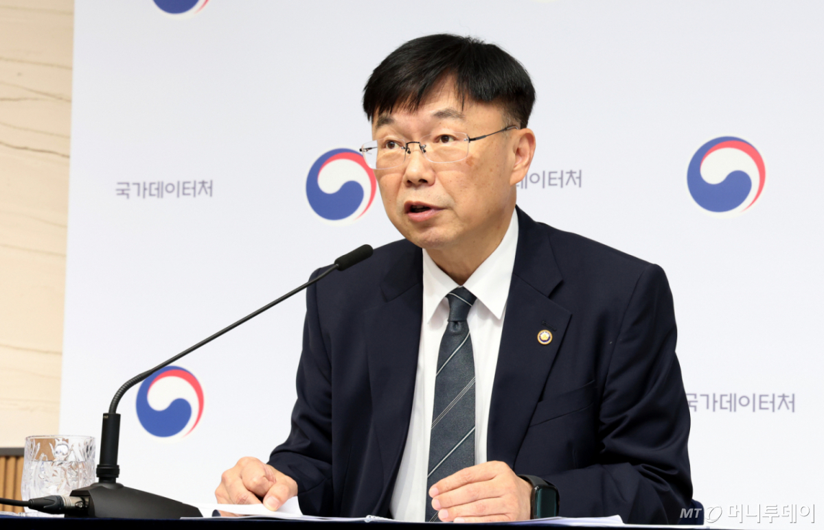 안형준 국가데이터처장이 지난 9일 세종시 정부세종청사에서 2026년 국가데이터처 하반기 주요 업무게획 내용을 발표하고 있다./사진=(세종=뉴스1) 김기남 기자