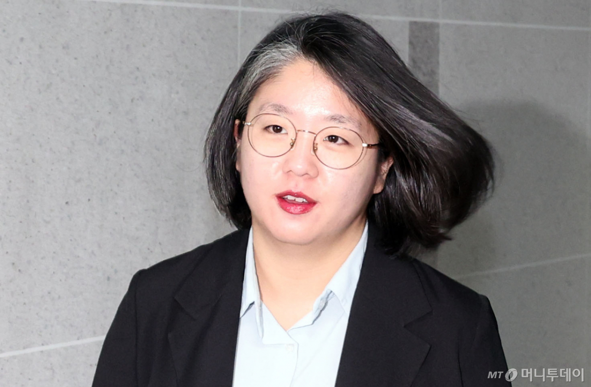 성평등가족부 장관 후보로 지명된 용혜인 기본소득당 의원이 31일 여의도 국회 의원회관 사무실로 출근하고 있다./사진=뉴시스