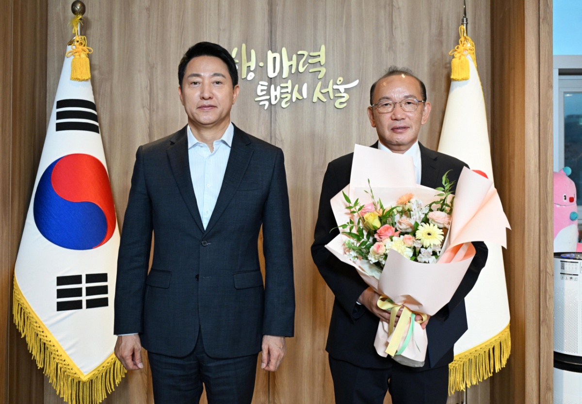 오세훈 서울시장이 120다산콜재단 신임 이사장에 임명한 송주범 전(前) 서울특별시 정무부시장(오른쪽)과 기념촬영을 하고 있다. /사진제공=서울시