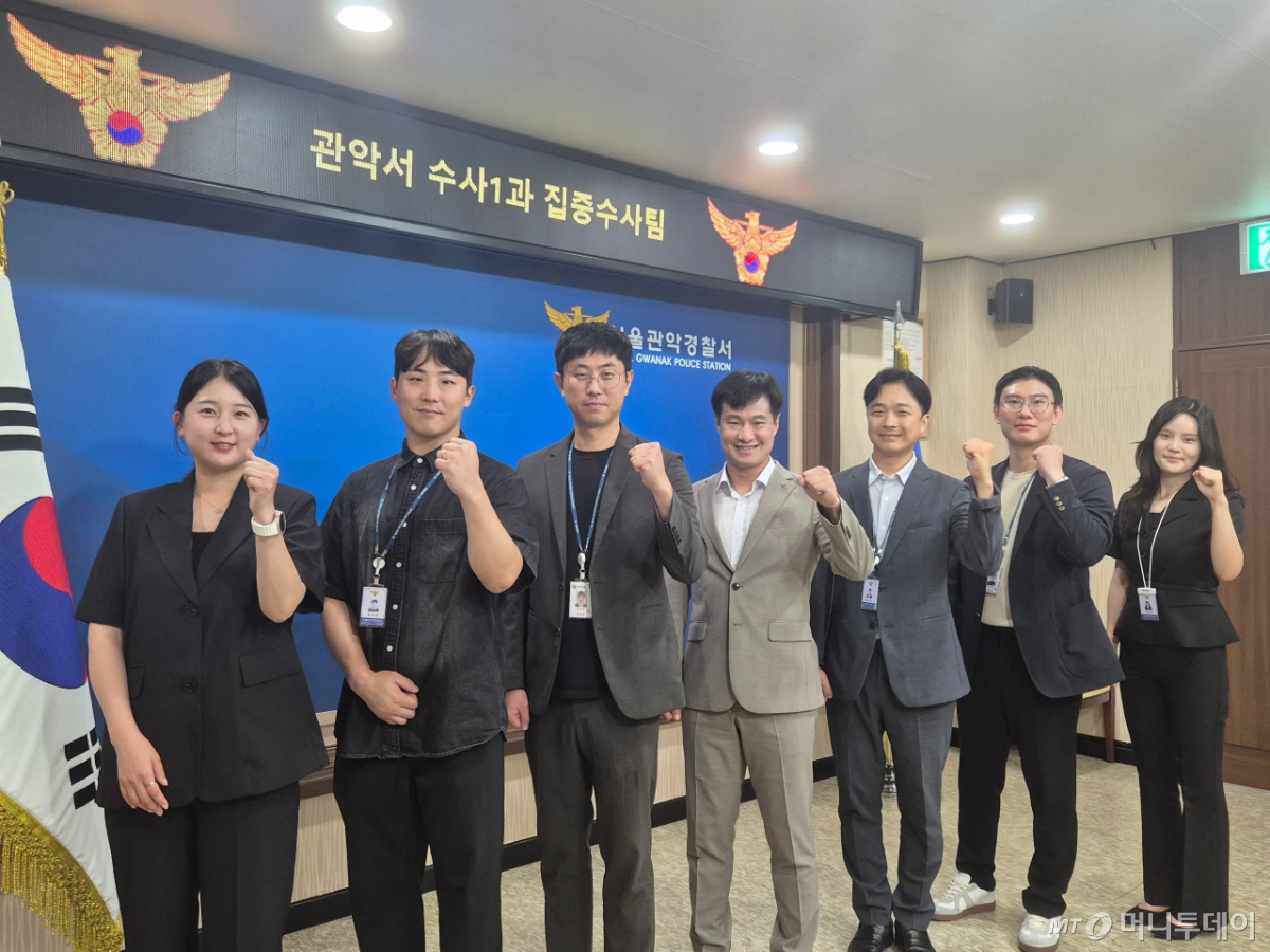 지난 8월25일 서울 관악경찰서에서 만난 수사1과 집중수사팀 소속 수사관들. 왼쪽부터 홍도연 경사, 정승언 경위, 정준호 경위, 기도균 수사1과장(경정), 임주완 경감, 천민재 경위, 박혜주 경장 모습. 과거 쓰러진 시민을 심폐소생술로 구조한 홍도연 경사는 "앞으로도 피해자분들을 한명 한명 구조하는 마음으로 최선을 다할 것"이라고 말했다. /사진=박진호 기자.