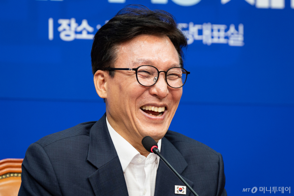 김민석 더불어민주당 대표가 31일 서울 여의도 국회에서 열린 메가성장 특별위원회 제1차 회의에서 밝게 웃고 있다. /사진=뉴스1