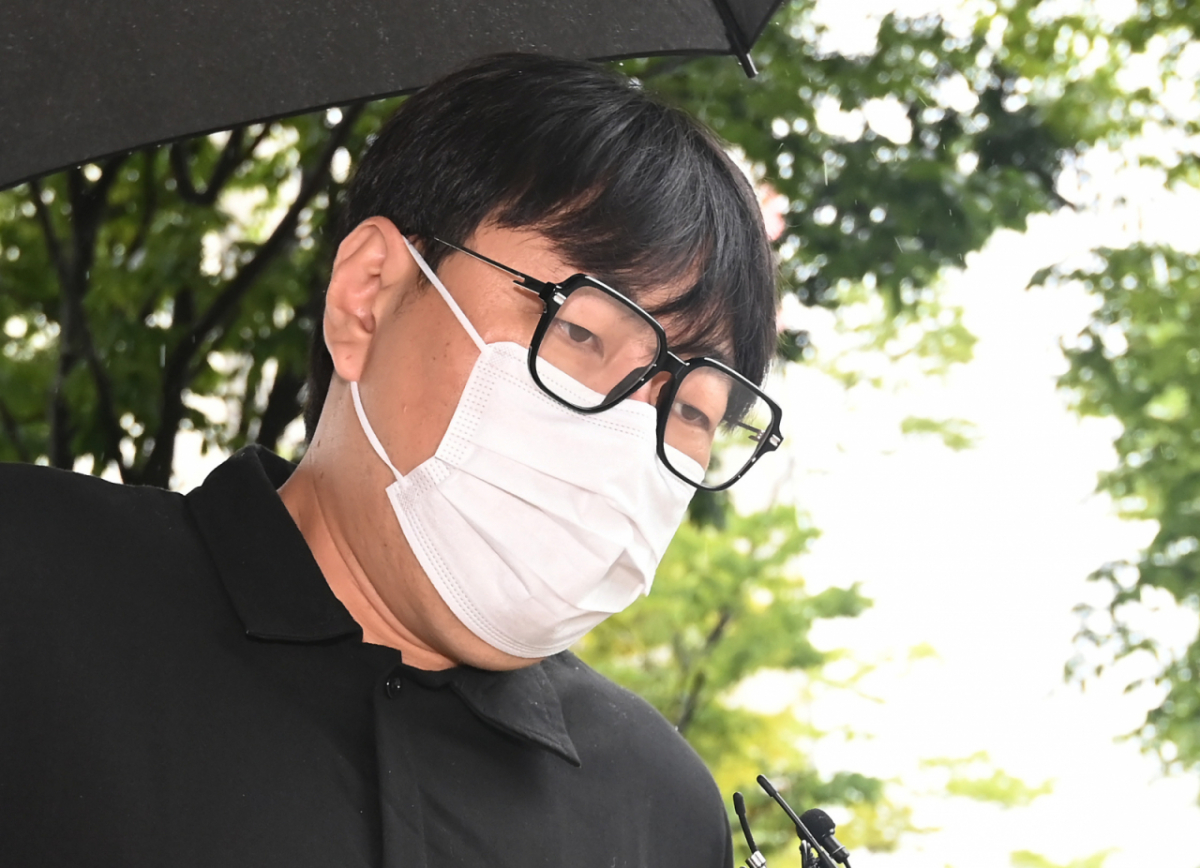 인터넷 불법도박과 음주운전 혐의로 기소된 개그맨 이진호(39)씨가 1일 경기 여주시 수원지방법원 여주지원에서 열린 선고 공판에 출석하고 있다/사진=뉴시스