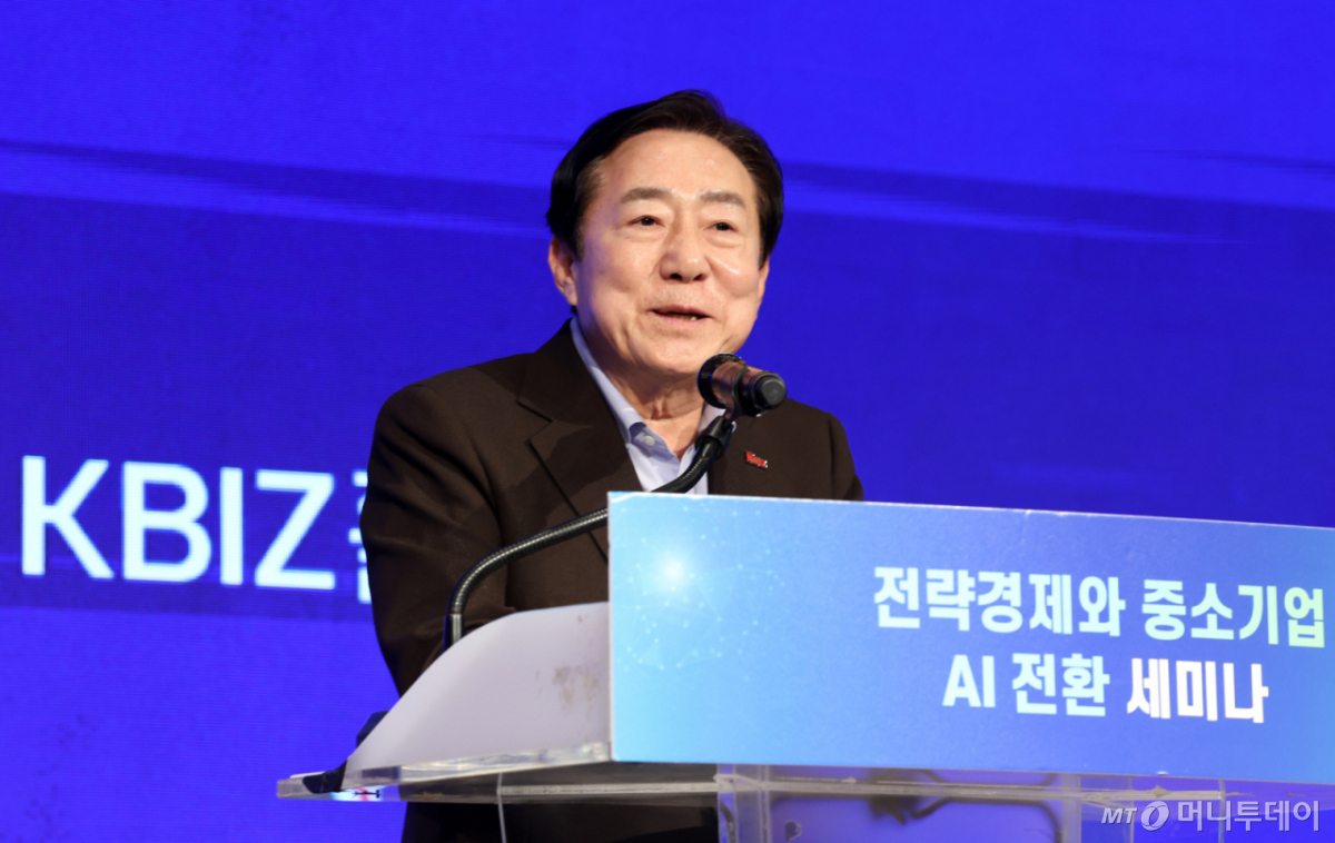 [서울=뉴시스] 조성우 기자 = 김기문 중소기업중앙회 회장이 1일 서울 영등포구 중소기업중앙회에서 열린 전략경제와 중소기업 AI전환 세미나에서 환영사를 하고 있다. 2026.09.01. xconfind@newsis.com /사진=조성우