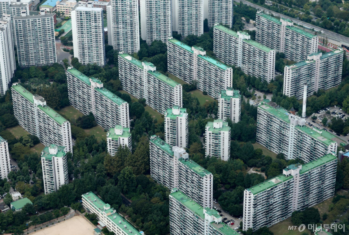 27일 한국부동산원이 발표한 8월 넷째 주 아파트 가격 동향에 따르면 서울 아파트 매매가격은 전주 대비 0.29% 상승했지만 강남구(-0.11%)와 서초구(-0.05%)는 3주 연속 하락세를 이어갔다. 반면 세 부담이 상대적으로 적은 서울 외곽 지역과 삼성전자 사업장이 몰린 경기 남부 지역을 중심으로 아파트값 상승세가 두드러졌다. 사진은 이날 서울시내 아파트 모습. 2026.08.27. /사진=김명년
