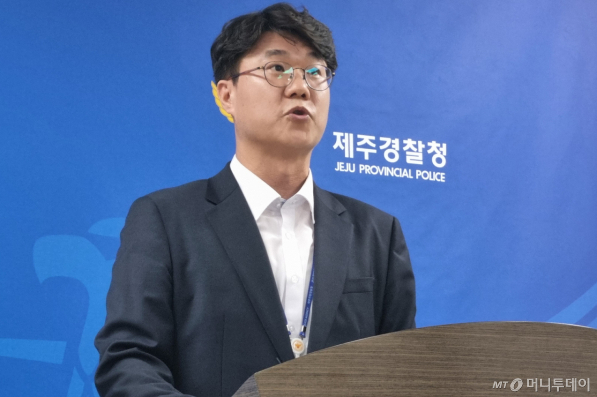 (제주=뉴스1) 오미란 기자 = 정태운 제주경찰청 수사과장이 1일 오전 제주경찰청 기자실에서 실종신고를 허위 종결해 온 혐의를 받고 있는 제주서부경찰서 소속 부 모 경장(34) 검찰 송치에 따른 브리핑을 하고 있다. 2026.9.1/뉴스1  Copyright © 뉴스1. All rights reserved. 무단 전재 및 재배포,  AI학습 이용 금지. /사진=(제주=뉴스1) 오미란 기자