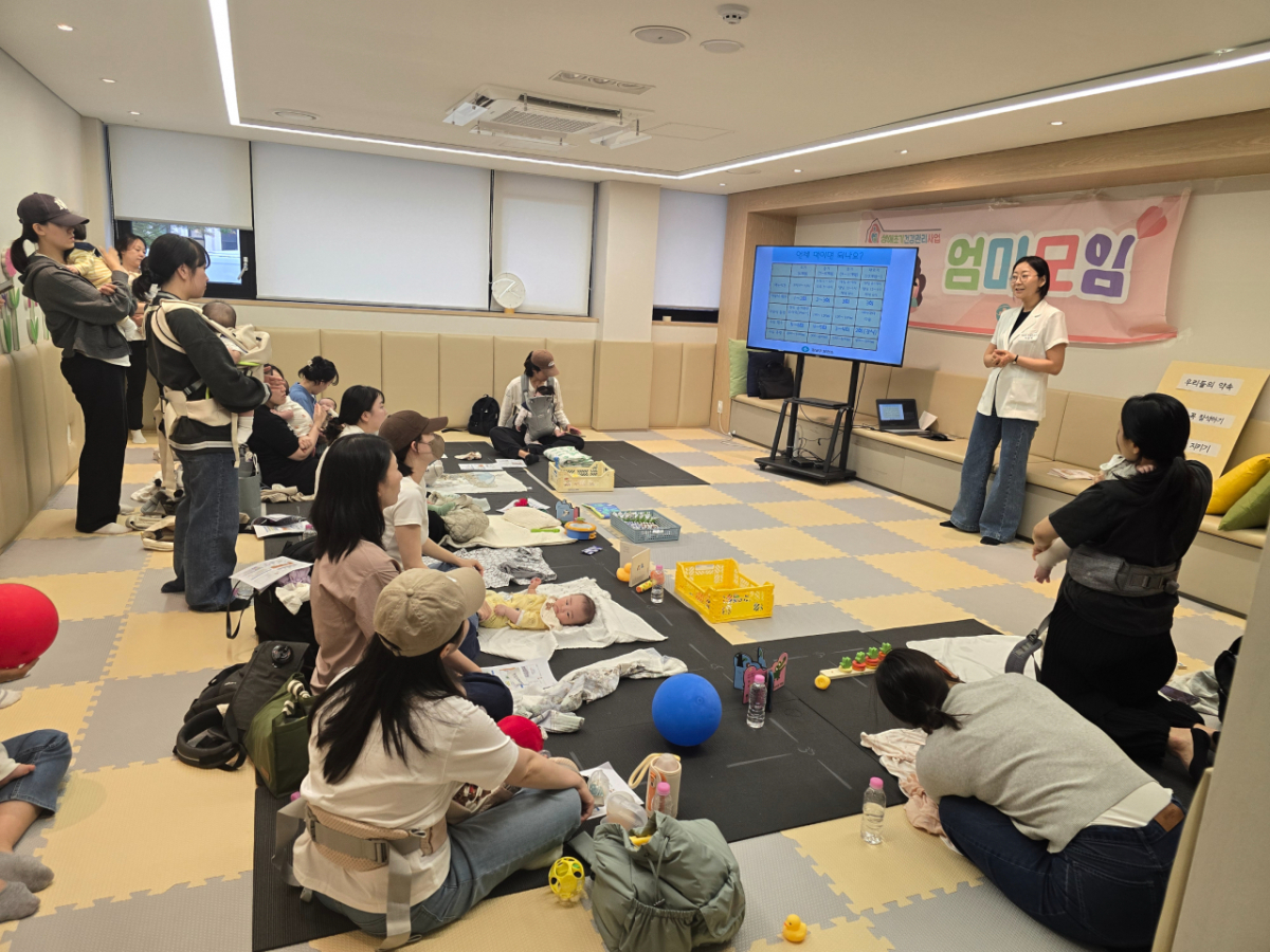 서울 강남구가 진행하는 엄마 모임인 '도담도담 엄마 둥지'현장 사진. /사진제공=서울 강남구청