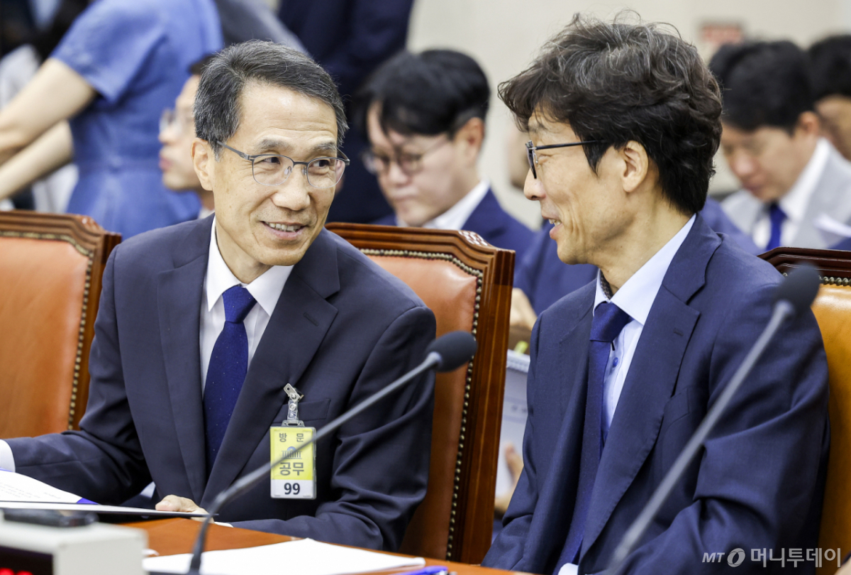 [서울=뉴시스] 정병혁 기자 = 유재성 경찰청장 직무대행이 1일 서울 여의도 국회에서 열린 행정안전위원회 전체회의에서 송상교 진실·화해를 위한 과거사 정리위원장과 대화를 나누고 있다. 2026.09.01. jhope@newsis.com /사진=정병혁