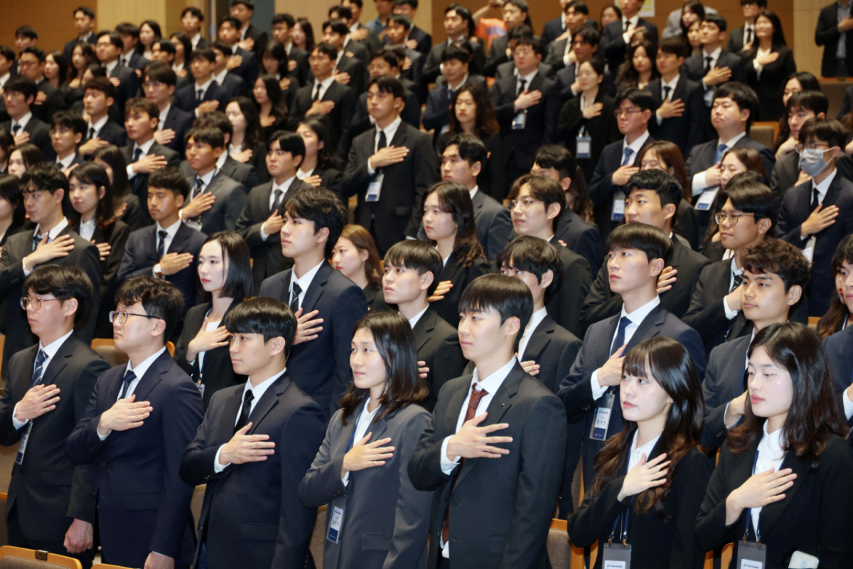 지난 5월 충북 진천군 국가공무원인재개발원에서 열린 '제71기 신임관리자과정 입교식'에서 교육생들이 국민의례하고 있다. /사진제공=인사혁신처