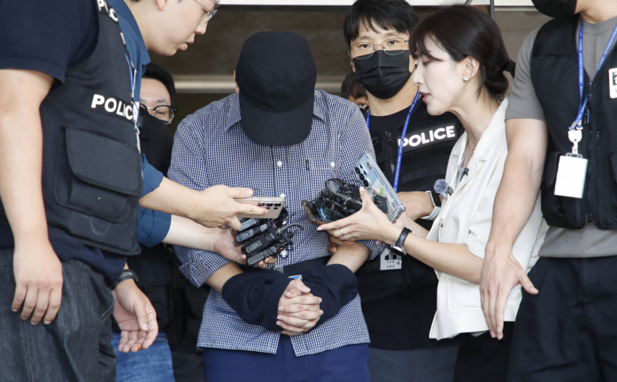 제주 실종신고 허위 종결로 직무유기 등의 혐의를 받는 제주 서부경찰서 소속 부(30대) 경장이 1일 오후 제주시 이도이동 제주동부경찰서 유치장에서 검찰로 구속 송치되고 있다./사진=뉴시스.