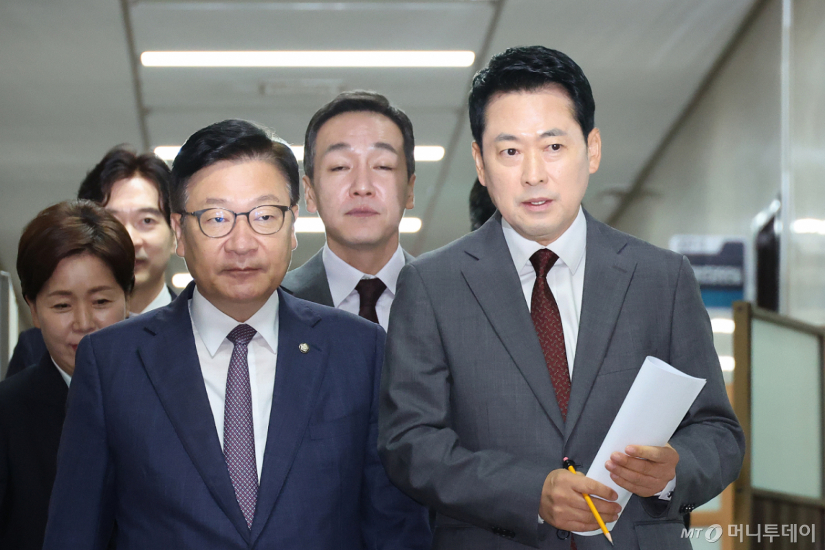 (서울=뉴스1) 신웅수 기자 = 장동혁 국민의힘 대표와 정점식 원내대표가 31일 서울 여의도 국회에서 열린 최고위원회의에 참석하며 대화하고 있다. 2026.8.31/뉴스1 Copyright © 뉴스1. All rights reserved. 무단 전재 및 재배포, AI학습 이용 금지. /사진=(서울=뉴스1) 신웅수 기자