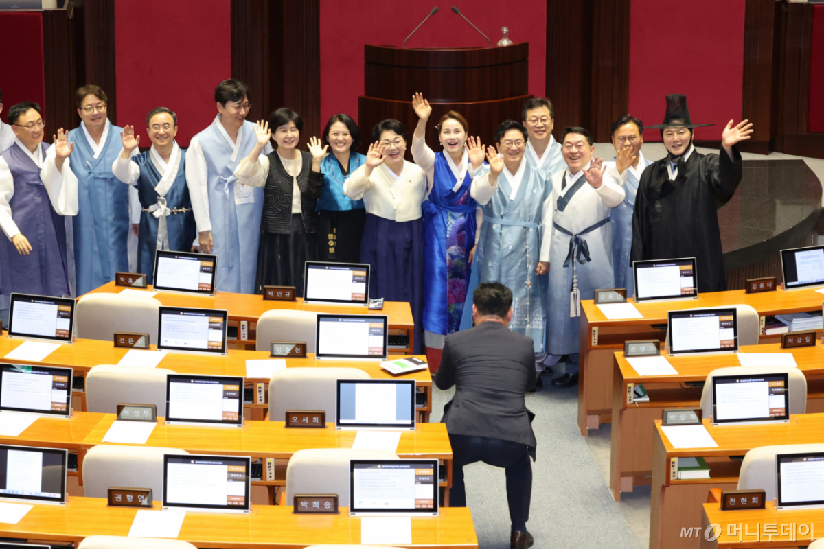 (서울=뉴스1) 신웅수 기자 = 한복을 입은 여야 의원들이 1일 서울 여의도 국회에서 열린 제439회국회(정기회) 1차 본회의를 마친 후 기념 촬영을 하고 있다. 2026.9.1/뉴스1  Copyright © 뉴스1. All rights reserved. 무단 전재 및 재배포,  AI학습 이용 금지. /사진=(서울=뉴스1) 신웅수 기자