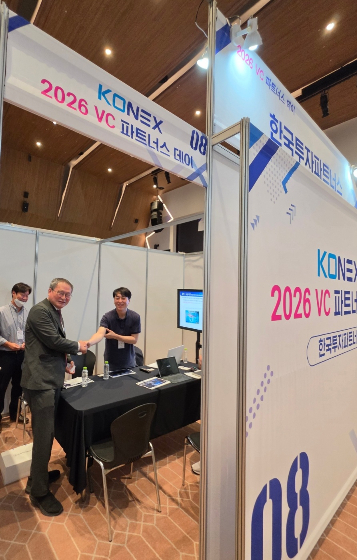 코넥스협회는 1일 서울 여의도 한국거래소 마켓스퀘어 컨퍼런스홀에서 '2026년 코넥스-VC 파트너스 데이'를 개최했다고 밝혔다. (왼쪽부터) 김근호 한국투자파트너스 상무, 코넥스협회 황창순 협회장, 김국배 애니메디솔루션 대표이사/사진제공=코넥스협회