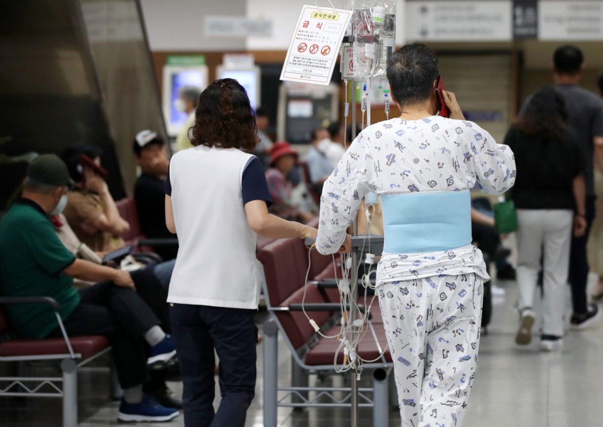 대구 중구 경북대병원에서 간병인이 환자와 함께 이동하고 있다. 2025.9.17/사진= 뉴스1