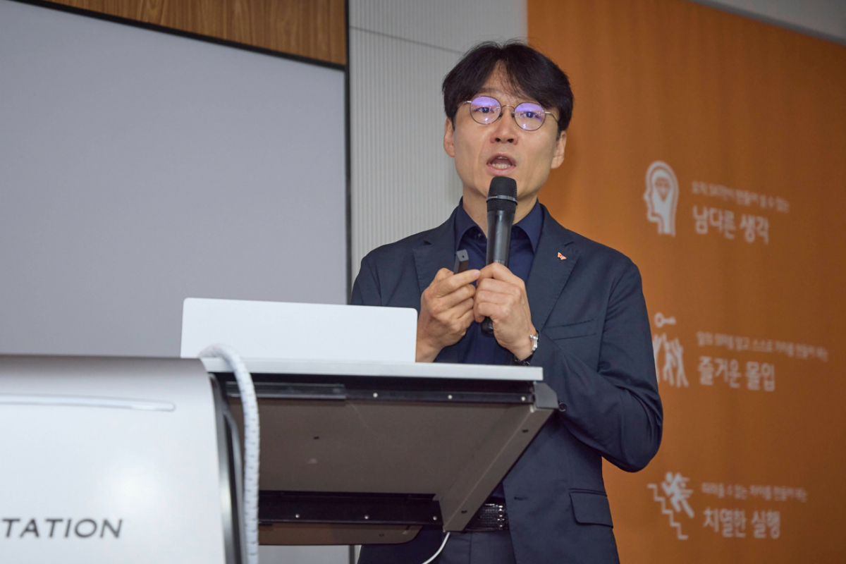 Bok Jae-won, SKT's Network Operations Manager, explains the VISTA and Tokda solutions at SKT's Bundang office on the 1st. /Photo provided by SKT