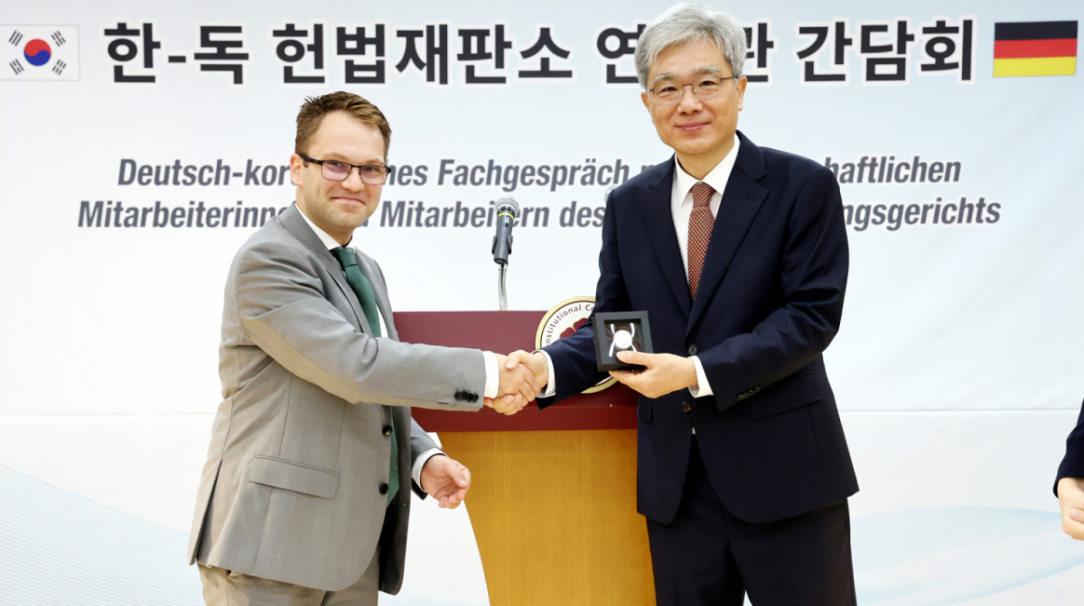 1일 오전 서울 종로구 헌법재판소에서 열린 한-독 헌법재판소 연구관 간담회에서 김상환 헌법재판소장이 Friedrich Kern 독일 연방헌법재판소 연구관으로부터 기념 선물을 받고 있다./사진=뉴시스
