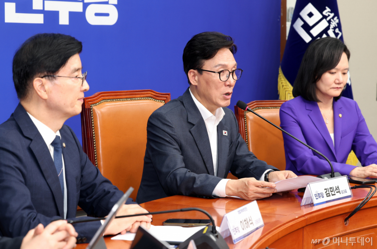 김민석(가운데) 더불어민주당 대표가 1일 여의도 국회에서 열린 민주당 경찰개혁추진단 1차 회의에 참석해 발언하고 있다. /사진=뉴시스