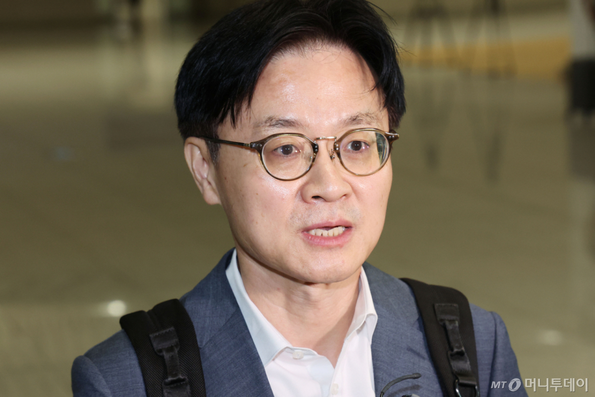 [인천공항=뉴시스] 박주성 기자 = G20 혁신장관회의 참석 및 한미 경제협력 확대 위해 김정관 산업통상부 장관이 1일 인천국제공항 제2여객터미널을 통해 미국으로 출국하며 취재진 질문에 답변하고 있다. 2026.09.01. park7691@newsis.com /사진=