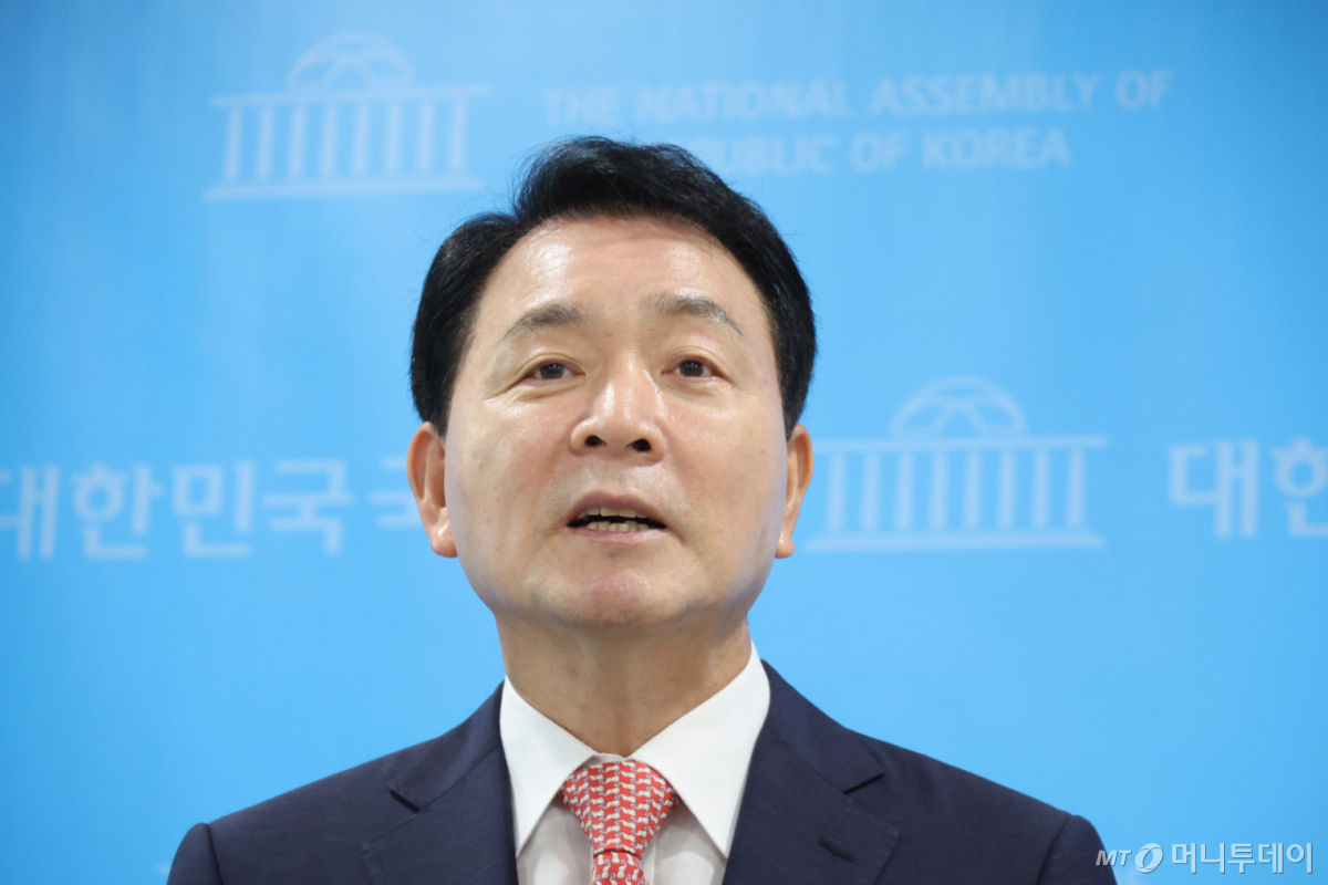 (서울=뉴스1) 신웅수 기자 = 성일종 국민의힘 의원이 4일 서울 여의도 국회 소통관에서 1군단 무인기 오인 소동 관련 추가 사실 공개 기자회견을 하고 있다. 2026.8.4/뉴스1 Copyright © 뉴스1. All rights reserved. 무단 전재 및 재배포, AI학습 이용 금지. /사진=(서울=뉴스1) 신웅수 기자