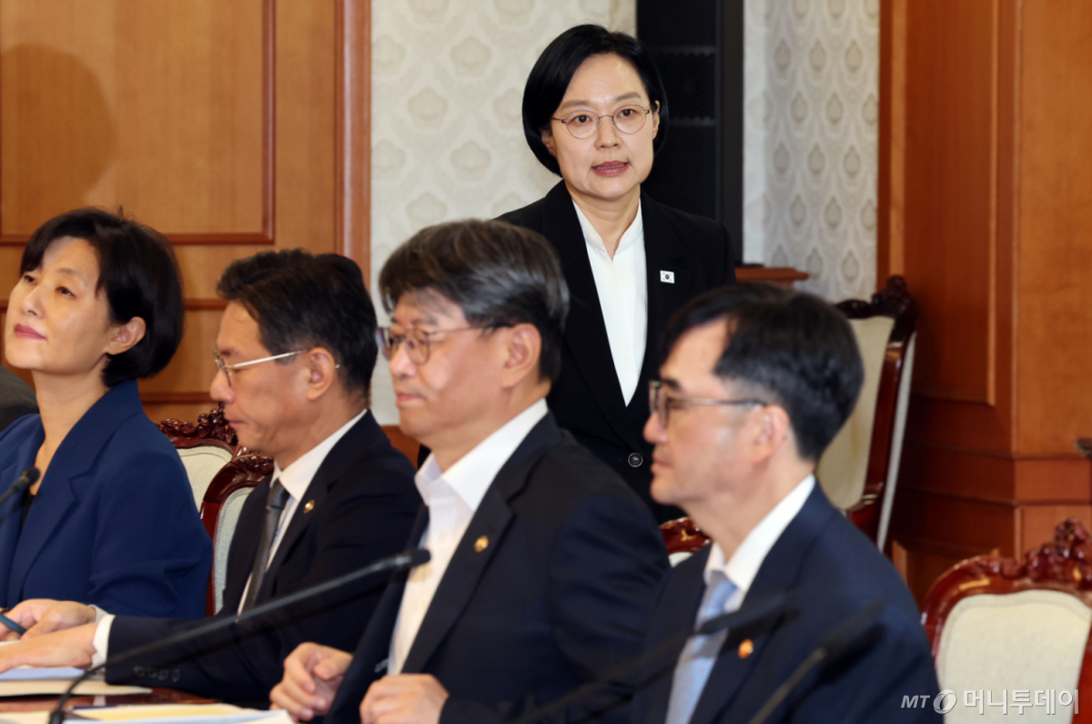 한성숙 국무총리가 1일 서울 종로구 정부서울청사에서 열린 국토대전환 범정부 추진협의회에 입장하고 있다./사진=뉴스1