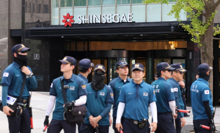 지난해 8월5일 오후 서울 중구 신세계백화점 본점에 폭발물을 설치했다는 신고가 접수돼 경찰이 주변을 통제하고 있다./사진=뉴시스.