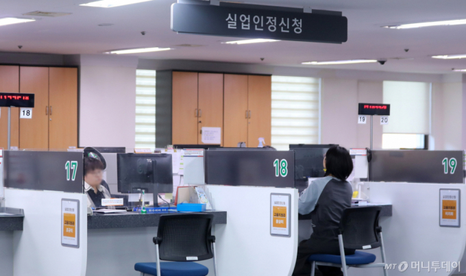 2025년 12월8일 서울 마포구 서부고용복지센터에서 시민들이 실업급여 신청을 위해 대기하고 있다.  /사진=뉴시스