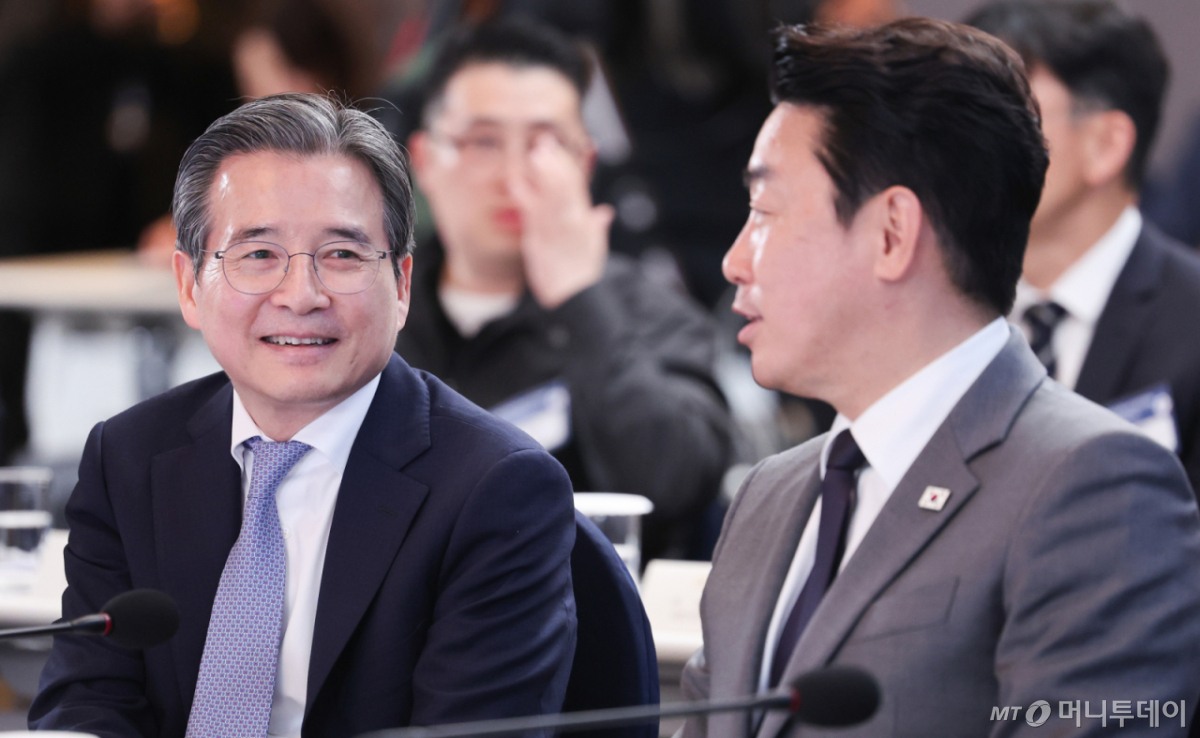 [울산=뉴시스] 고범준 기자 = 김용범 정책실장과 강훈식 비서실장이 13일 울산 동구 호텔현대 바이 라한 울산에서 열린 K-조선 미래비전 간담회에서 대화를 나누고 있다. (청와대통신사진기자단) 2026.05.13. bjko@newsis.com /사진=