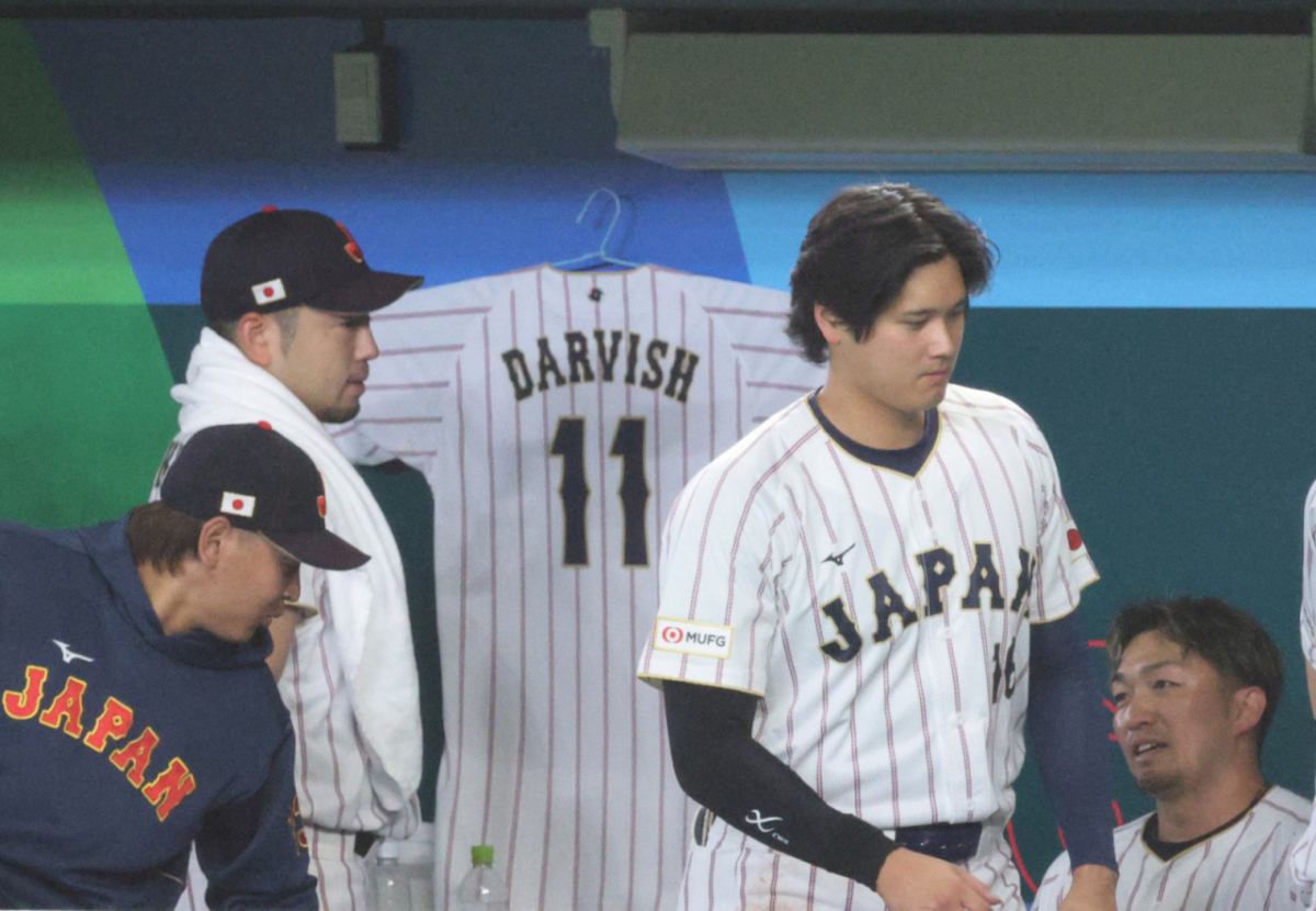7일 도쿄돔에서 열린 2026WBC 도쿄POOL 대한민국과 일본의 경기 일본 더그아웃 벽에 걸린 다르빗슈의 유니폼이 눈길을 끈다. 다르빗슈의 부활을 기원하는 선수들의 마음이 모였다. 오타니와 한국전 선발투수 기쿠치가 유니폼 앞을 지나고 있다. 2026.03.07. /사진=강영조 cameratalks@