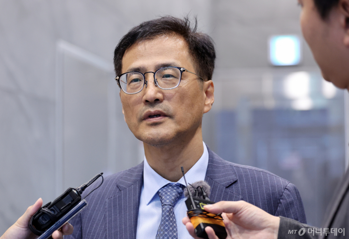 6.3 지방선거 투표용지 부족 의혹 등을 수사하는 이태한 선거관리위원회 특별검사가 24일 서울 서초구 선관위 특검 임시사무실로 첫 출근을 하며 취재진 질문에 답하고 있다./사진=머니투데이 DB