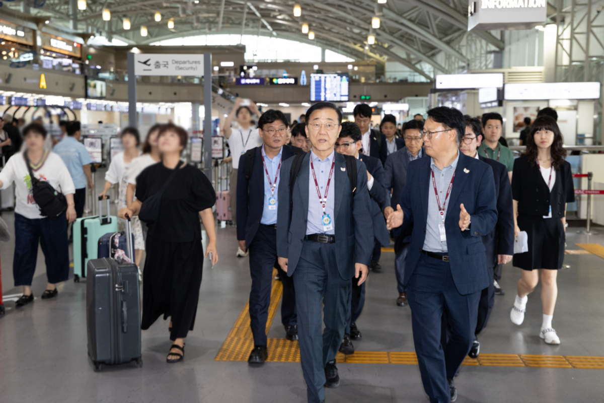 (서울=뉴스1) = 김윤덕 국토교통부 장관이 5일 APEC 정상회의를 대비하기 위해 김해공항 시설 내 세부 사항을 살펴보고 있다. (국토부 제공. 재판매 및 DB금지) 2025.9.5/뉴스1 Copyright © 뉴스1. All rights reserved. 무단 전재 및 재배포, AI학습 이용 금지. /사진=(서울=뉴스1)