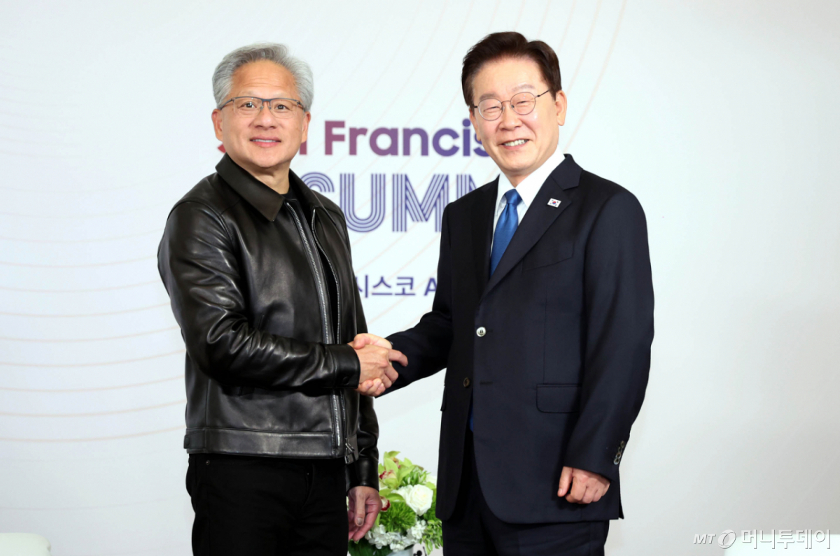 이재명 대통령(오른쪽)이 7월 24일(현지 시간) 미국 샌프란시스코 한 호텔에서 젠슨 황 엔비디아 CEO와 면담에 앞서 인사를 나누고 있다./사진=뉴시스