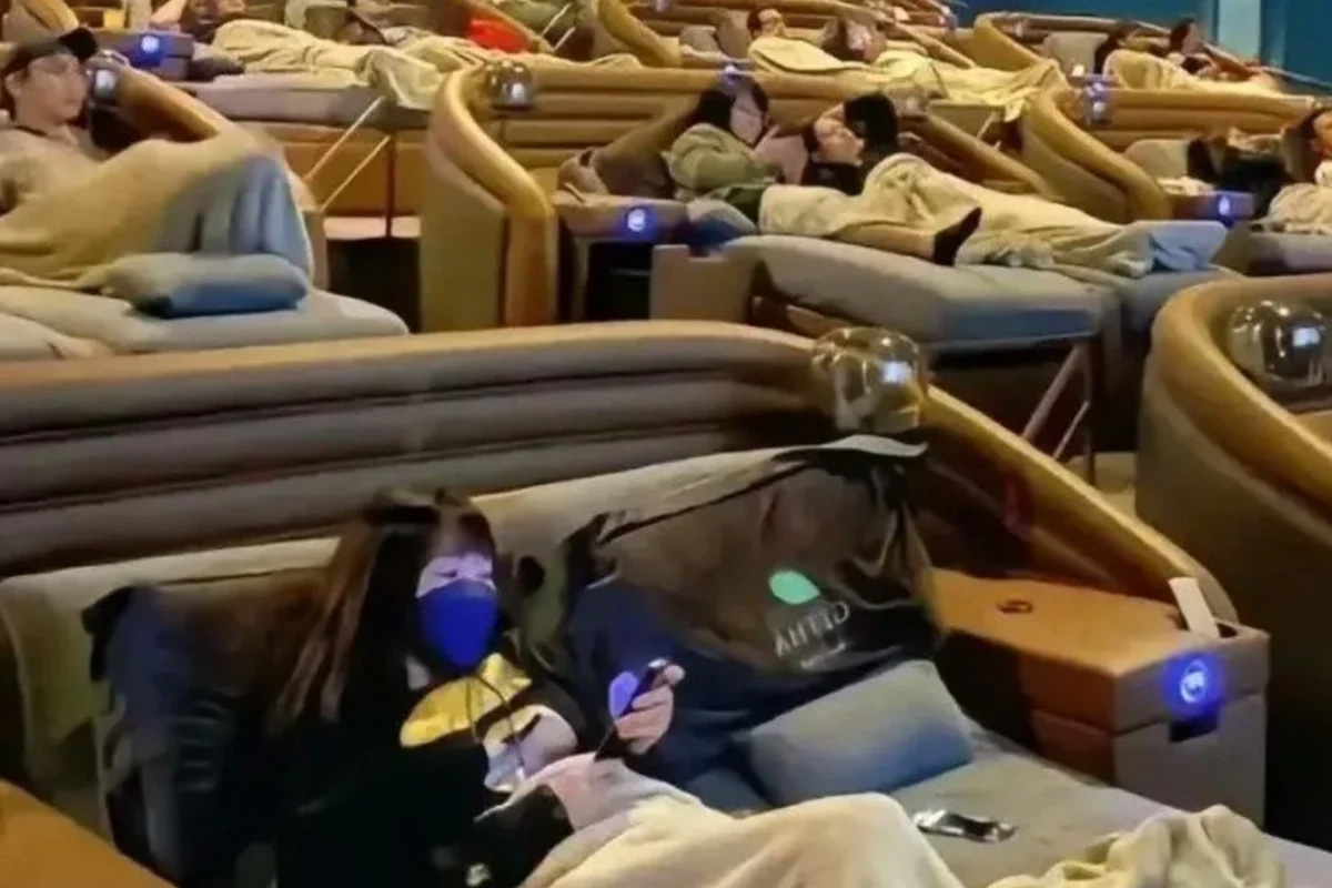 중국의 한 영화관이 평일 낮 시간대에 상영관에서 낮잠을 잘 수 있는 서비스를 선보여 화제다. /사진=중국 SNS(소셜미디어) 샤오홍슈(小紅书)