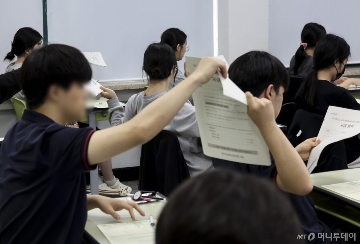 (서울=뉴스1) 사진공동취재단 = 2027학년도 대학수학능력시험 6월 모의평가가 열린 4일 오전 서울 광진구 광남고등학교에서 3학년 학생들이 시험 준비를 하고 있다. 2026.6.4/뉴스1 Copyright © 뉴스1. All rights reserved. 무단 전재 및 재배포, AI학습 이용 금지. /사진=(서울=뉴스1) 사진공동취재단