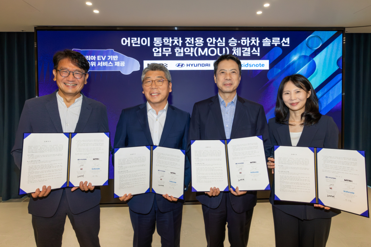 천성재 MTR 대표, 염재섭 현대자동차 국내판매사업부장 상무, 노형래 KT Enterprise부문 기업사업본부장 상무, 강아름 키즈노트 부사장이 '어린이 통학차 전용 안심 승·하차 솔루션 업무협약 체결식'에서 기념사진을 찍고 있다./사진 제공=KT