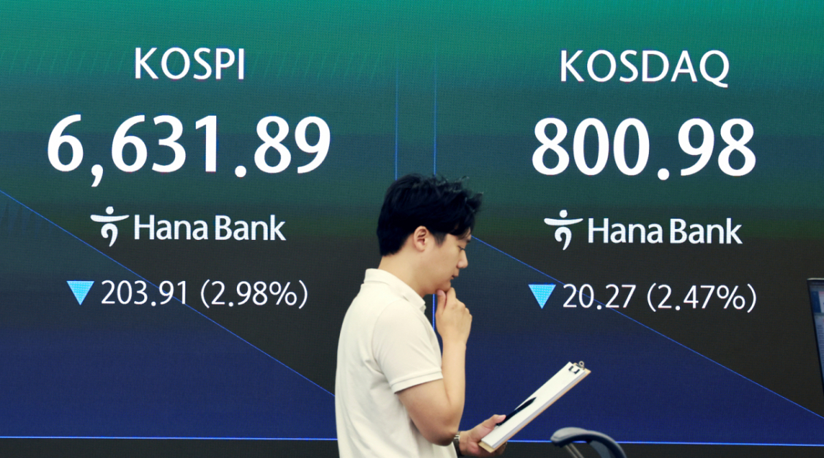 (서울=뉴스1) 이호윤 기자 = 2일 서울 중구 하나은행 딜링룸 전광판에 코스피 지수 등 시황이 표시되고 있다. 이날 코스피는 전 거래일 대비 210.33p(3.08%) 하락한 6625.47, 코스닥은 18.45p(2.25%) 내린 802.8에 거래를 시작했다. 2026.9.2/뉴스1 Copyright © 뉴스1. All rights reserved. 무단 전재 및 재배포, AI학습 이용 금지. /사진=(서울=뉴스1) 이호윤 기자