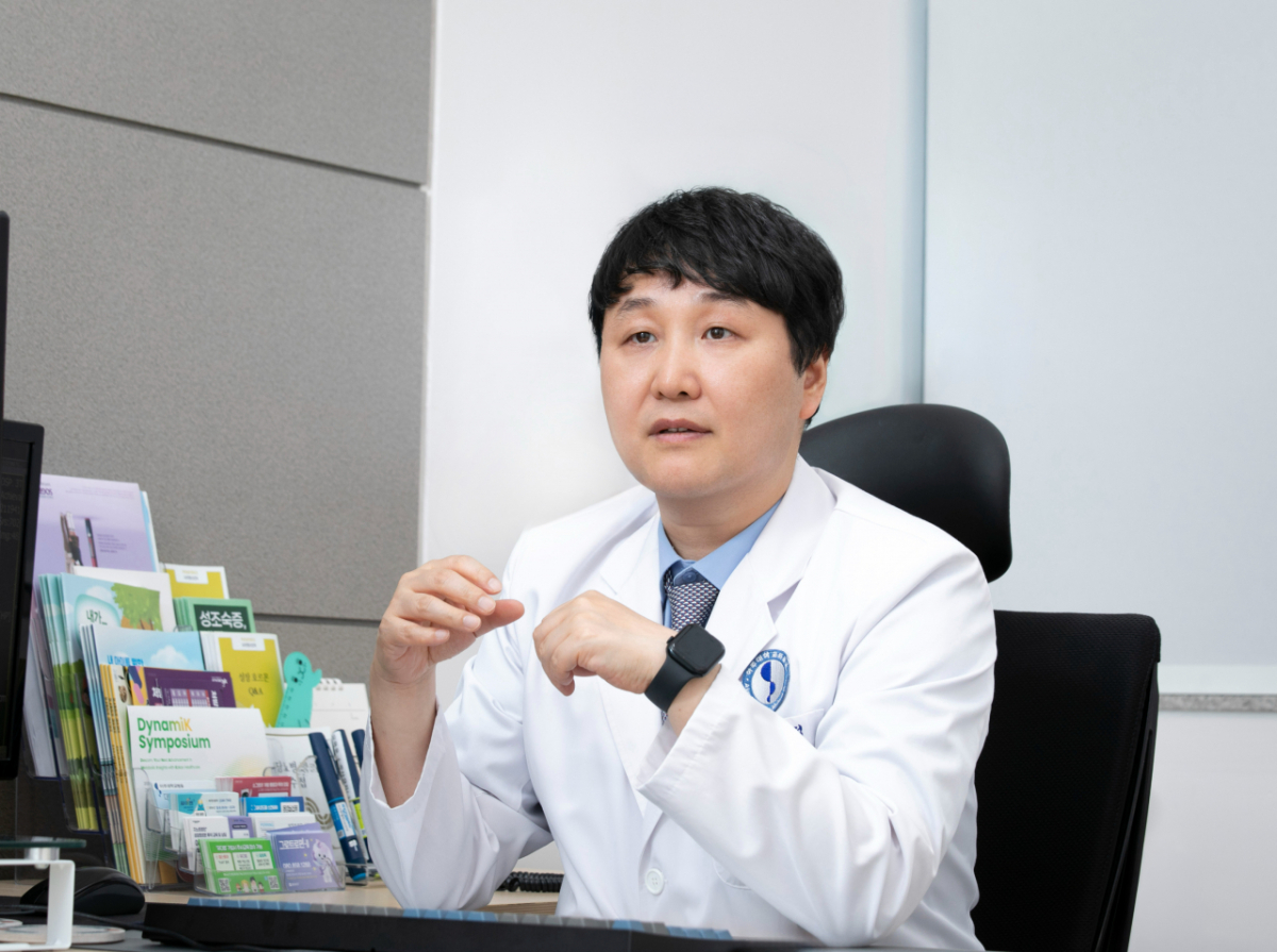 심영석 아주대병원 소아청소년과 교수는 "성장호르몬 치료 대상이라면 만 2세부터 치료를 시작하는 게 좋다"고 권고했다.