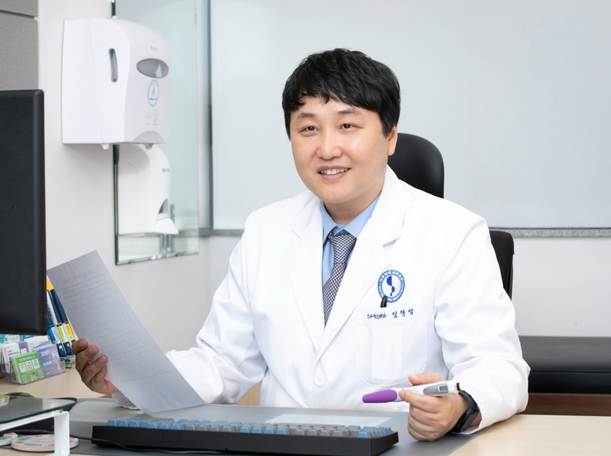 심영석 아주대병원 소아청소년과 교수(대한소아내분비학회 부총무)가 성장호르몬 펜주사의 투여법에 대해 설명하고 있다.
