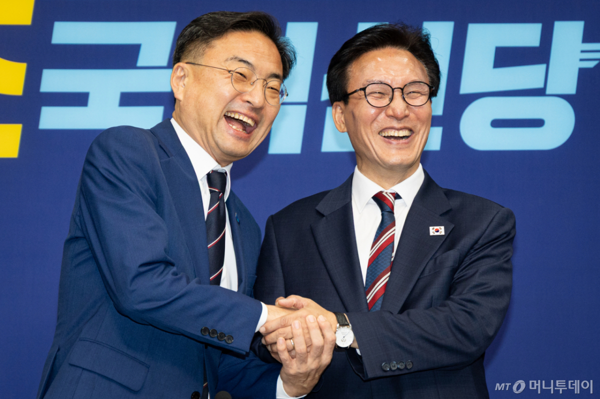 (서울=뉴스1) 유승관 기자 = 김민석 더불어민주당 대표가 24일 서울 여의도 국회에서 신장식 조국혁신당 대표를 예방, 손을 맞잡고 기념 촬영을 하고 있다. 2026.8.24/뉴스1 Copyright © 뉴스1. All rights reserved. 무단 전재 및 재배포, AI학습 이용 금지. /사진=(서울=뉴스1) 유승관 기자
