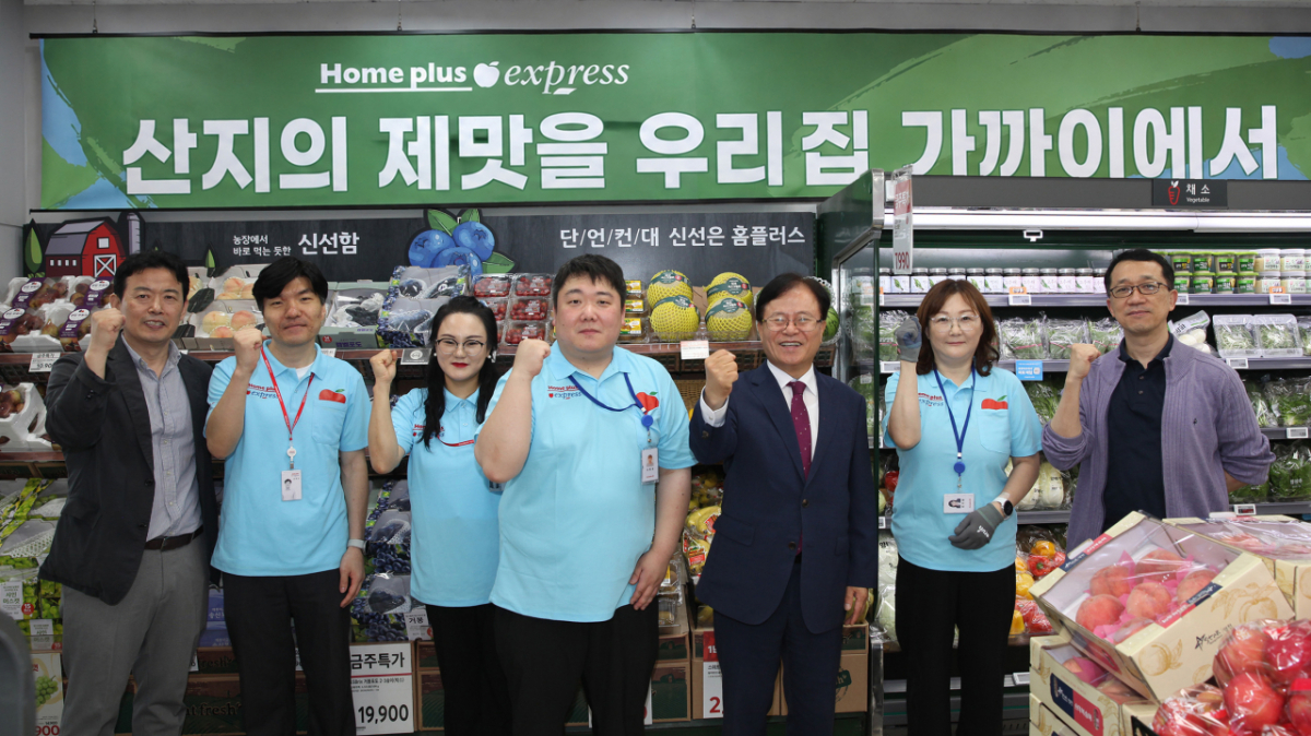 홈플러스 익스프레스 분당서현점에서 조항목 대표이사와 새 유니폼을 입은 임직원들이 홈플러스 익스프레스의 새로운 출발을 알리고 있다./사진제공=NS홈쇼핑